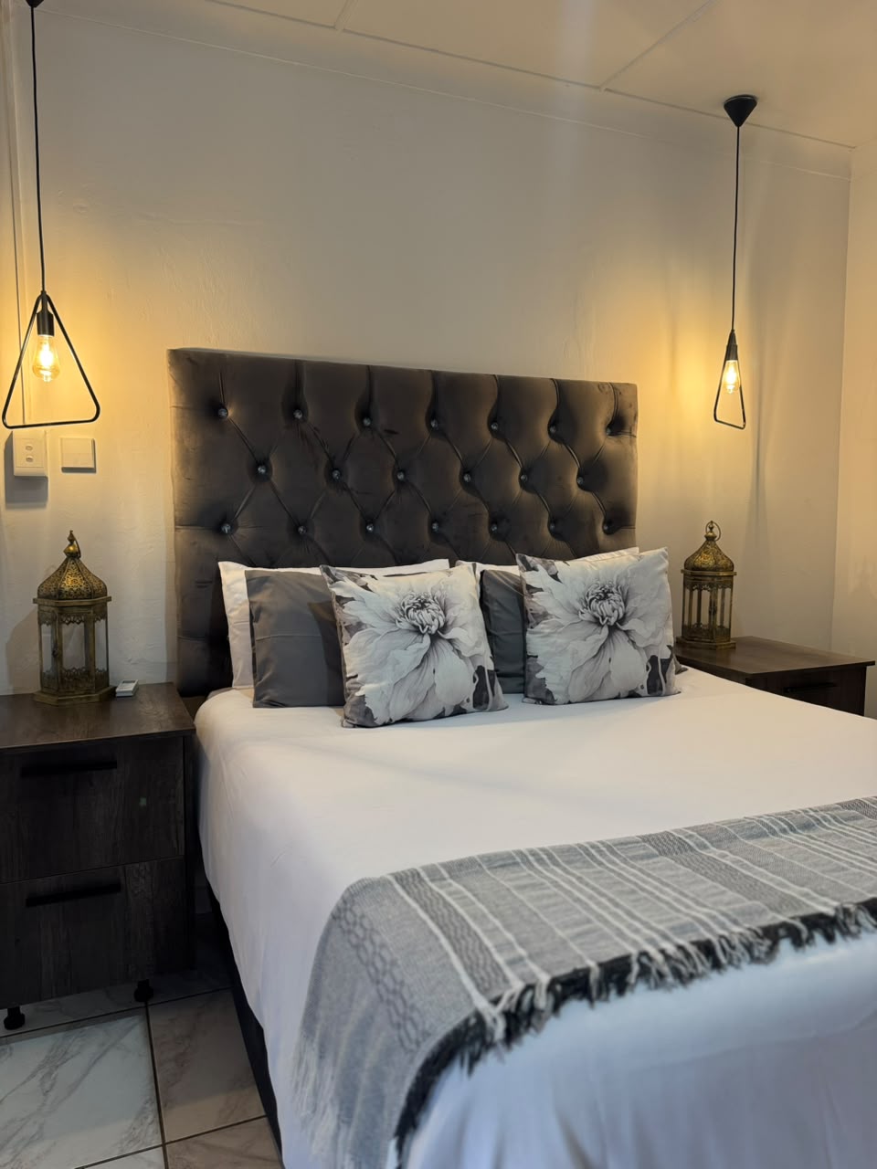 Deluxe double room with a double bed at Monet Guesthouse in Marble Hall